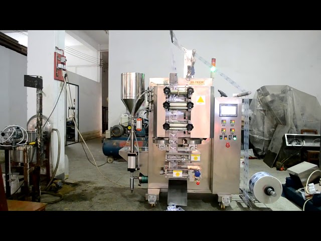 Verpackungsmaschine für automatische Formfüllung mit automatischer Saucenauflage